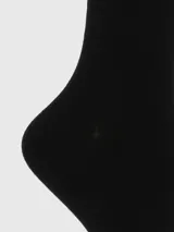 Calcetín de largo medio color negro, con puño suave y logo de la marca bordado en la parte superior y en la puntera.