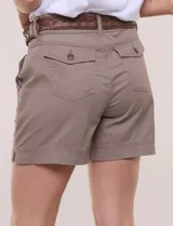 Short de denim azul con bolsillos frontales aplicados, pretina con pasadores, cierre y botón. Incluye un cinturón trenzado de cuero marrón.