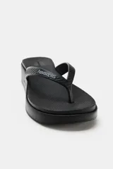Sandalias plataforma Havaianas x Zara de color negro, con diseño de tiras de dedo texturizadas, suela alta con relieve antideslizante y logo en relieve.