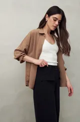 Pantalón wide leg color beige de algodón, con bolsillos delanteros con solapa y cierre con dos botones.