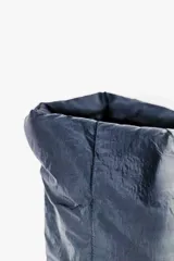 Bolso tipo tote bag color negro, con diseño acolchado y asas dobles.