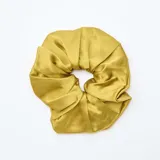 Pack de dos coleteros para el pelo, uno de color dorado y otro con estampado animal print en tonos marrones.