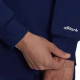 Canguro azul marino con capucha y cordón ajustable. Estampado frontal con múltiples logos Adidas Originals en blanco.