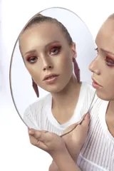 Par de aros colgantes con forma de hoja alargada, color marrón rojizo con textura acanalada.