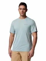 Remera de cuello redondo Columbia para hombre, confeccionada con tecnología Omni-Freeze ZERO de enfriamiento activado por transpiración y tejido Omni-WICK que absorbe la humedad. Presenta paneles laterales técnicos y logo de la marca estampado en el pecho.