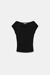Camiseta slim fit color negro, con cuello barco y mangas cortas.
