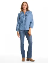 Blusa de lyocell con cuello a la base, escote en V y detalle de volados frontales. Presenta cierre con botones y mangas largas con puños elásticos fruncidos.