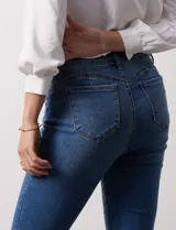 Jean elastizado de tiro alto, marca One Five One. Modelo skinny al tobillo, con pretina con pasadores, cierre y botón metálico. Tres bolsillos delanteros y dos traseros.