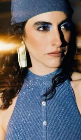 Aros colgantes dorados con forma rectangular irregular.