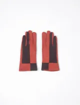 Guantes de poliéster color ladrillo con bloques de color negro.