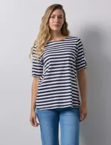 Remera de algodón a rayas horizontales blancas y negras, con cuello redondo y mangas cortas con aberturas entrelazadas.