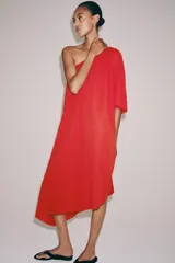 Vestido midi de punto rojo, amplio y de diseño asimétrico con un solo hombro y una manga corta.