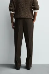 Pantalón de corte regular fit confeccionado en tejido de lana de origen italiano. Presenta bolsillos frontales, bolsillos traseros de vivo con botón y cierre frontal con cremallera y botón.