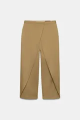 Pantalón de tiro medio confeccionado en mezcla de lyocell, con diseño de pliegues delanteros superpuestos y bolsillos laterales ocultos en costura.