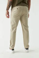 Pantalón chino de corte skinny, color azul marino, con bolsillos laterales y traseros. Se ajusta a la cintura con cinturón.