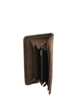 Billetera Rockford de cuero con pelo 100% natural color marrón, con bordes trenzados, cierre perimetral y tecnología RFID para protección de tarjetas.