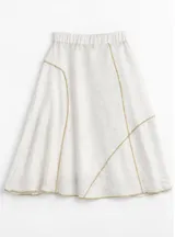 Falda midi de corte evasé confeccionada en lino de tono natural. Presenta un diseño de paneles con costuras decorativas en color beige que resaltan los recortes. Cuenta con cintura elastizada y caída fluida.
