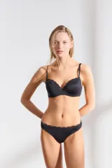 Soutien negro con aros, taza soft y detalle de encaje en el borde superior de las copas y en la banda inferior.