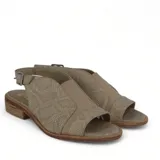 Sandalias de cuero color beige con grabado sutil, elástico en el empeine, forro y plantilla de cuero suave y suela natural.