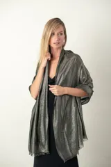 Chal italiano de viscosa con hilos plateados y terminación de flecos.