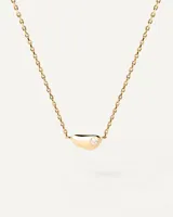 Collar dorado con cadena fina y dije pequeño en forma de lágrima con incrustaciones de circonitas.