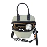 Matera estilo mochila color verde militar, confeccionada en nylon acolchado con detalles en símil cuero negro. Cuenta con tapa con cierre metálico, bolsillo interno, asas de mano y correa extensible para llevar al hombro o cruzada.