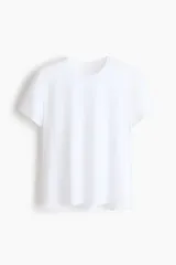 Remera deportiva para mujer de color blanco, confeccionada con tejido funcional DryMove que ayuda a absorber el sudor. Cuenta con diseño de manga corta, cuello redondo y corte estándar.