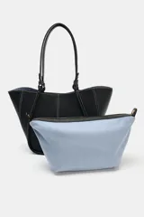 Cartera tipo shopper midi de cuero sintético negro, con costuras pespunteadas en contraste y doble asa de hombro.