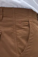 Bermuda cargo de gabardina color tostado, con bolsillos laterales y bolsillos cargo con solapa en las piernas. Calce relajado.