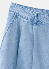 Pantalón wide leg de tiro medio confeccionado en denim suave de color celeste, con diseño de pernera ancha y fluida.