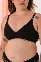 Soutien color piel, sin aro, con copas moldeadas sin costuras y breteles anchos regulables. Confeccionado con tela que contiene fibra LYCRA®.
