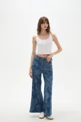 Musculosa blanca de bretel ancho con cuello profundo y cierre frontal con broches.