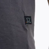 Remera gris con estampa cuadrada en el frente con el logo de la marca Merrell y diseño abstracto en tonos violeta, blanco y rosa.