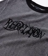 Suéter de punto con diseño de rayas verticales en tonos gris y negro, cuello redondo, manga larga y estampado frontal con la palabra Rebellion en estilo gótico.