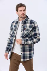 Campera tipo leñadora de viyela a cuadros, con interior forrado en corderito para mayor abrigo. Presenta cierre frontal con botones, cuello clásico y dos bolsillos frontales con solapa y botón.