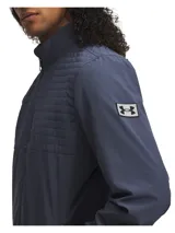 Campera deportiva con cierre frontal completo, cuello alto y diseño acolchado en el pecho y la parte superior de la espalda. Cuenta con bolsillos laterales con cierre y tecnología repelente al agua.