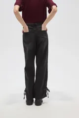 Pantalon de jean de corte recto y tiro medio, con detalle de ajuste mediante lazos en los tobillos.