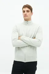 Campera tejida color verde militar, con cuello levemente elevado, cierre entero, logo bordado y fit regular.