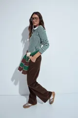 Pantalón de pana de corte amplio y relajado, con textura acanalada y diseño de tiro medio.