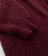 Cardigan abierto de punto pesado con textura peludita, manga larga y diseño alargado. Prenda versátil de corte holgado.