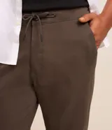 Pantalón jogger de algodón color marrón con cintura elástica y cordón ajustable, de corte relajado y puños elastizados.