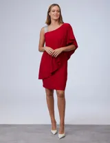 Vestido corto negro de RM Richards, con un hombro descubierto y una manga corta con volado. Presenta un aplique de lentejuelas plateadas en el tirante.