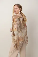 Blusa de seda estampada con diseño estilo pañuelo, cuello redondo y mangas murciélago holgadas.