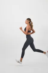 Top deportivo negro con espalda cruzada en cuatro tiras y almohadillas removibles.