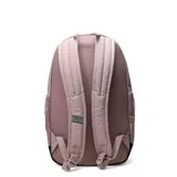 Mochila Puma modelo Buzz, color rosa viejo con base negra. Cuenta con un compartimento principal con cierre, bolsillo frontal con cierre y logo de la marca en relieve, además de bolsillos laterales de malla.