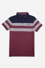 Chomba manga corta con cuello polo, corte regular, diseño color block y logo estampado.