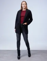 Blazer beige de algodón soft, marca Dictionary. Tiene cuello solapa, abertura central y bolsillos delanteros.