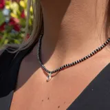 Collar de plata 925 con piedras de espinela negra y dije de labradorita en forma de gota.