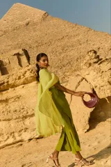 Chal de gasa color lima, con diseño asimétrico y caída fluida.