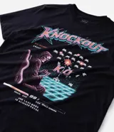 Remera de algodón color negro con cuello redondo y manga corta. Presenta un estampado frontal con temática de videojuegos retro que incluye una figura de la muerte, elementos gráficos y la palabra Knockout.